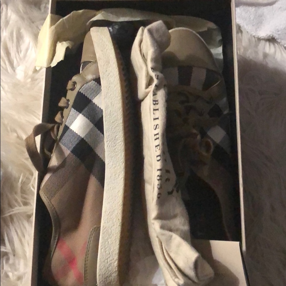 Burberry low top sneakers